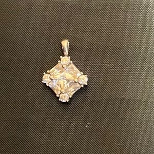 10k white gold pendant with CZ stones 1.5 grams